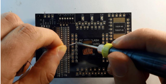 如何訪問NAND內(nèi)存芯片并從中讀取數(shù)據(jù)